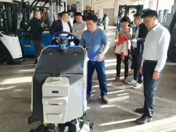 情暖永新昌丨熱烈歡迎廈門總商會(huì)舉辦的哈工大會(huì)長(zhǎng)班同學(xué)光臨廈門永新昌參觀指導(dǎo)。